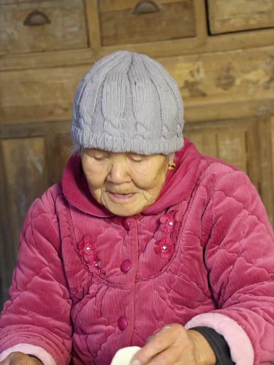 姥姥用饺子皮,就能给你做好吃的葱油饼!