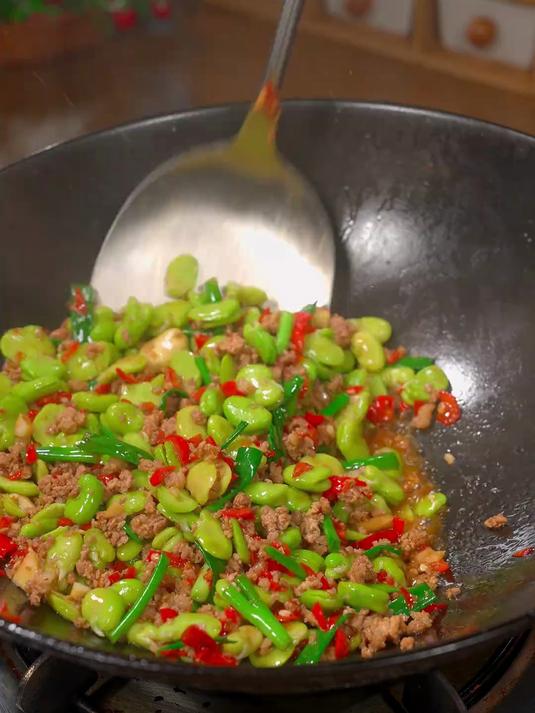 鲜嫩美味的蚕豆炒肉安排上