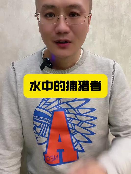 国外一男子在船上跳水,竟然直接跳进了鲨鱼的嘴里