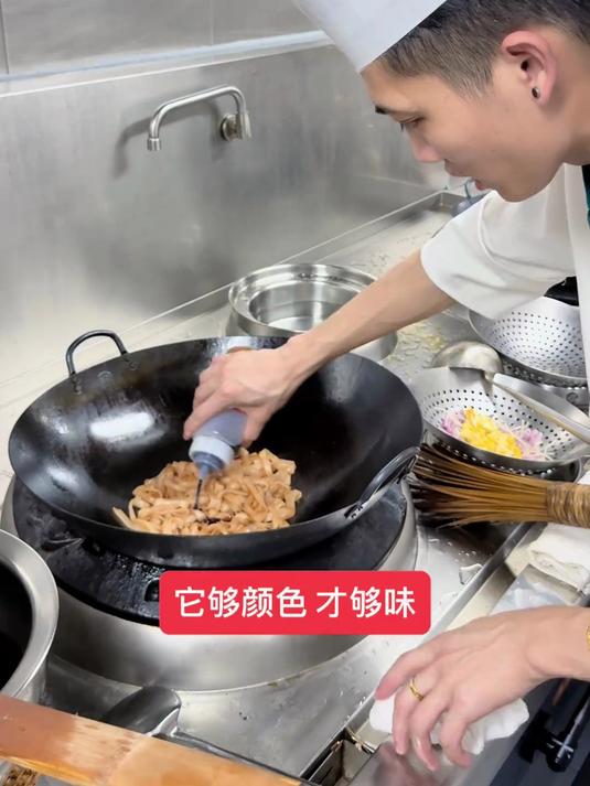 今天给兄弟们分享最考验广东师傅基本功的菜,干炒河粉教学视频