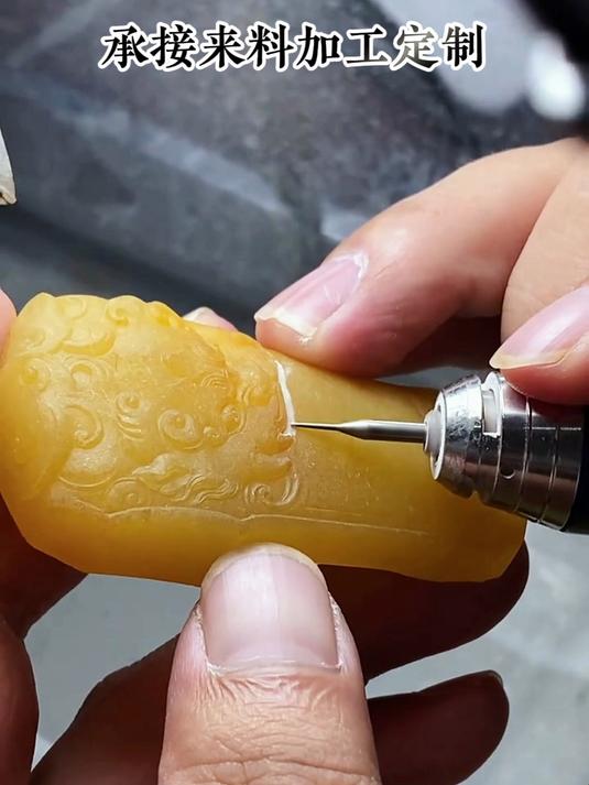 黄色玉雕上的龙纹图案,你见过这么精致的吗?