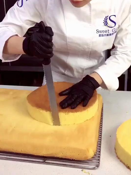 海报中的大汉堡……