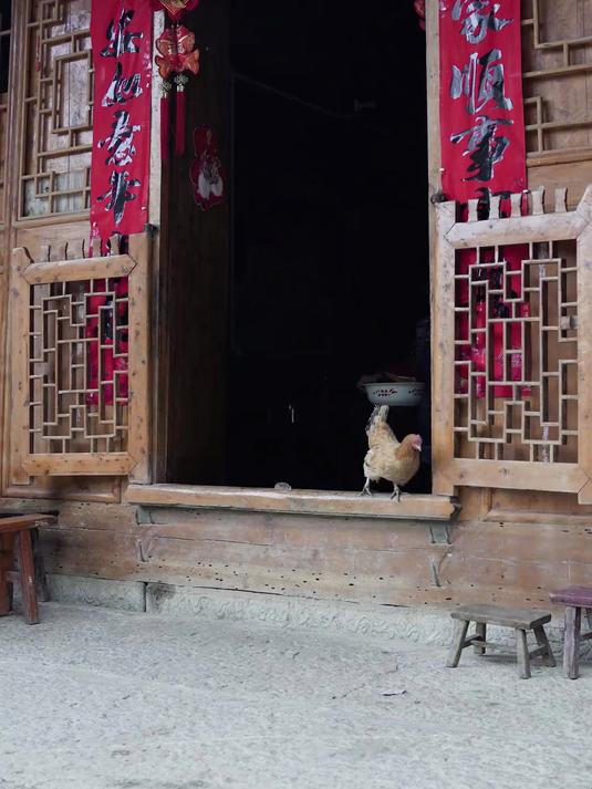 吃着热腾腾的灰豆腐和干菜火锅,和姐妹闲聊家常