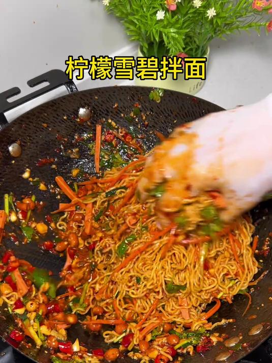 第107集|坚持不点外卖,自己做饭,今天吃雪碧柠檬拌面,下班后2分钟搞定,泡面的神仙吃法,