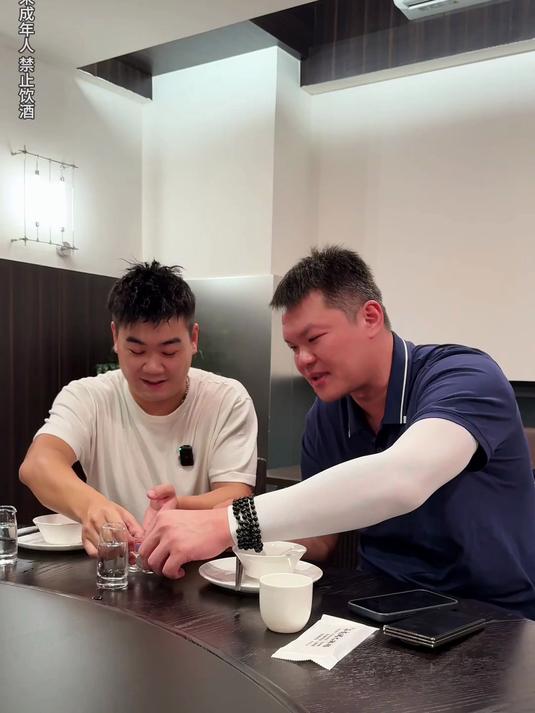 邀请了一位CBA传奇球星朱芳雨，一起体验汕头宵夜天花板