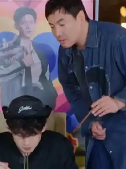 沈腾真是懒到极致,吃火锅都让别人夹菜,马丽笑发财丨出发