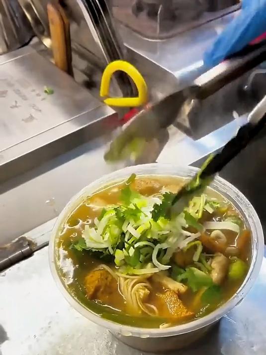 洛阳街头的砂锅丸子,有菜有汤,天冷吃这个太赛了