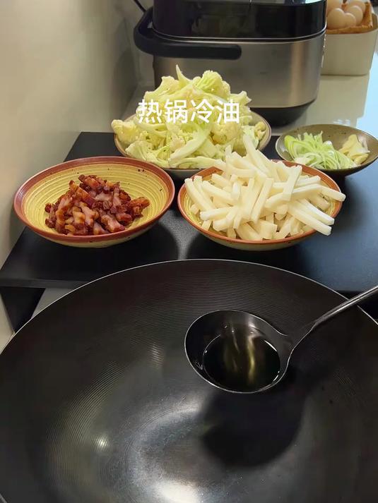 酱油肉花菜炒年糕，简单又好吃