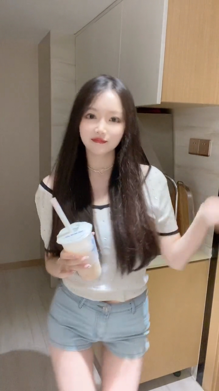 小姐姐拿着奶茶,跳起舞气场十足