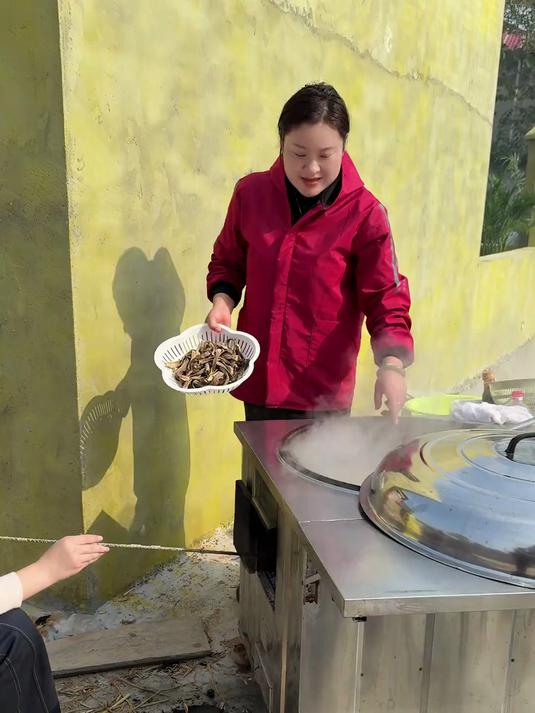 在家铁锅炖土鸡 再放上鹿茸菇好的很 再给邻居大叔分一分都尝尝