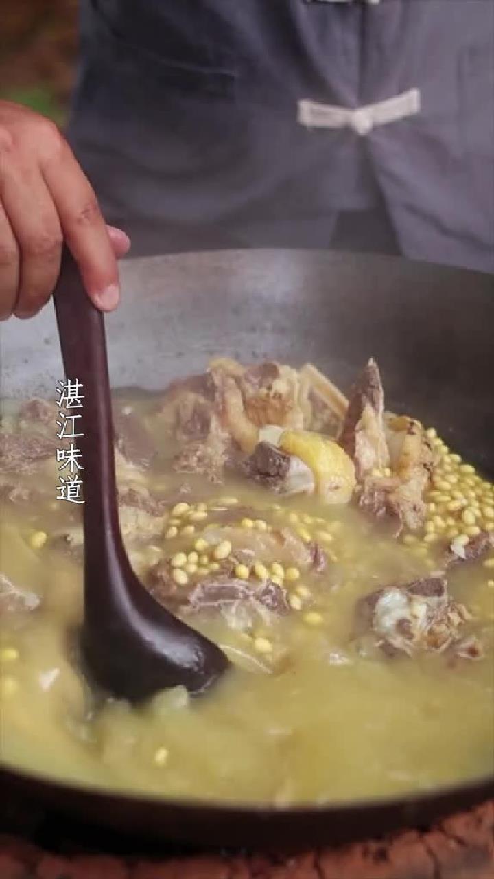 湛江牛骨汤湛江黄豆清汤牛骨汤相信没人不爱吧,手抓着啃、再喝口汤