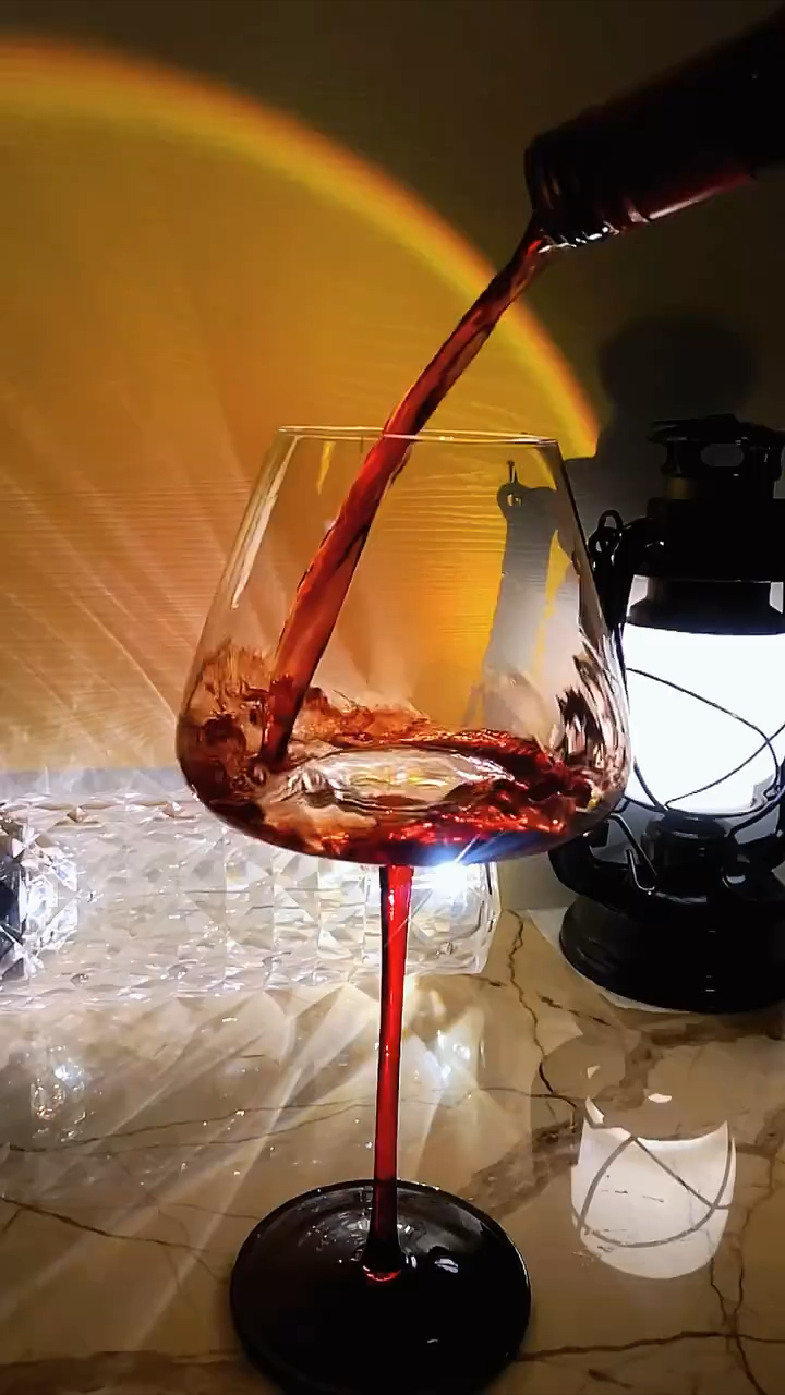 维嘉城堡干红葡萄酒,西班牙里奥哈进口,这款酒颜色为樱桃色,清澈并且色 彩光亮。