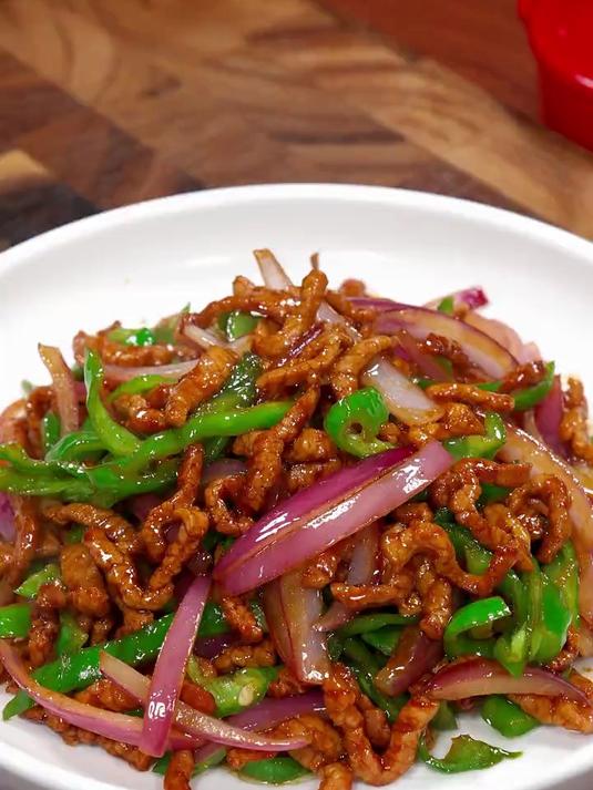 这道青椒洋葱炒肉丝推荐你们一定要试一试