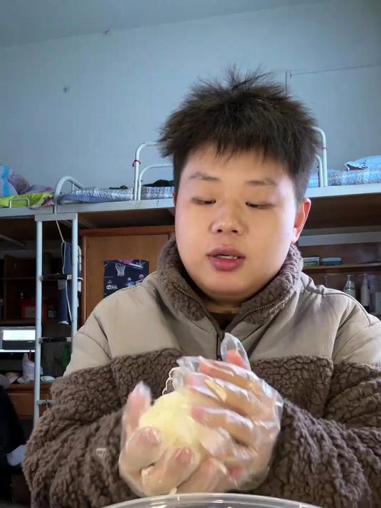 自选菜的辣条你吃过吗，真的好好吃呀#踢开世界的门#