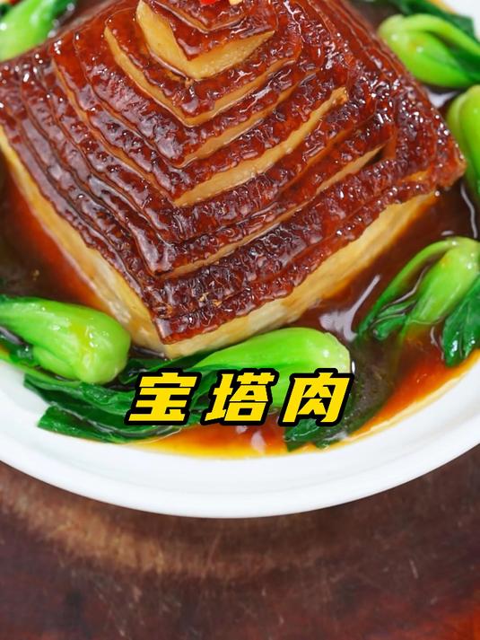 除夕合家乐悠悠,吃宝塔肉,斟美酒。知否,知否,蛇年财福你都有