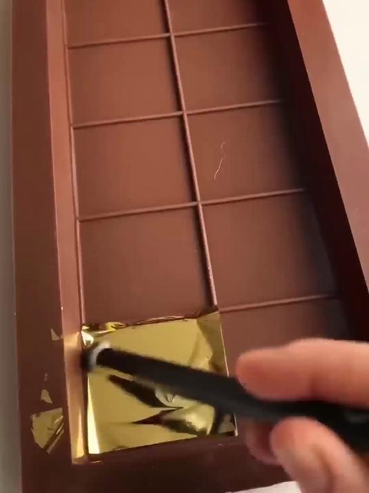 顶级巧克力制作秘方,金箔打底还不够,竟要塞满绿色面条