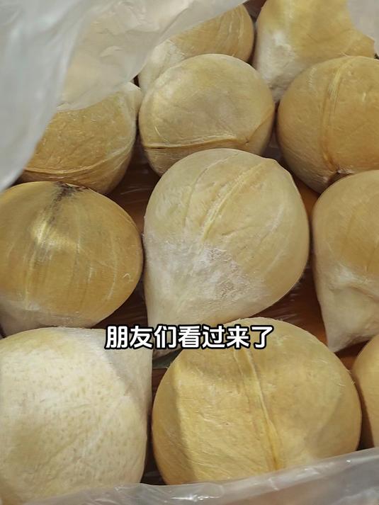 一颗椰皇两种吃法 喝汁水还能吃软糯椰肉 #椰皇# #吃货日常# #生鲜好物#