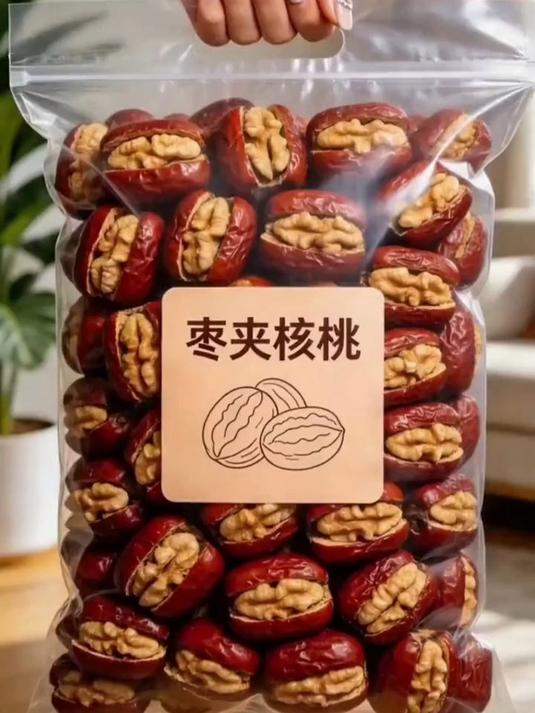 爱吃果干零食的别错过！大枣裹着核桃和葡萄干，软糯香甜，营养十足。小包装拿取方便，大人小孩都