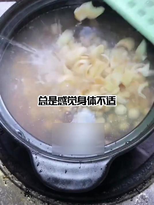 有没有发现?喝了猪心炖莲子,连肩颈的僵硬都松了!
