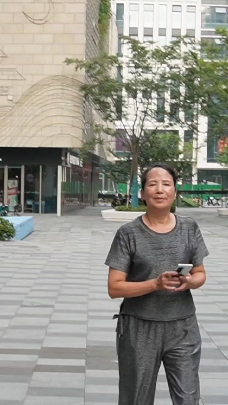 土豪女公鸡换发型,行骗被识破