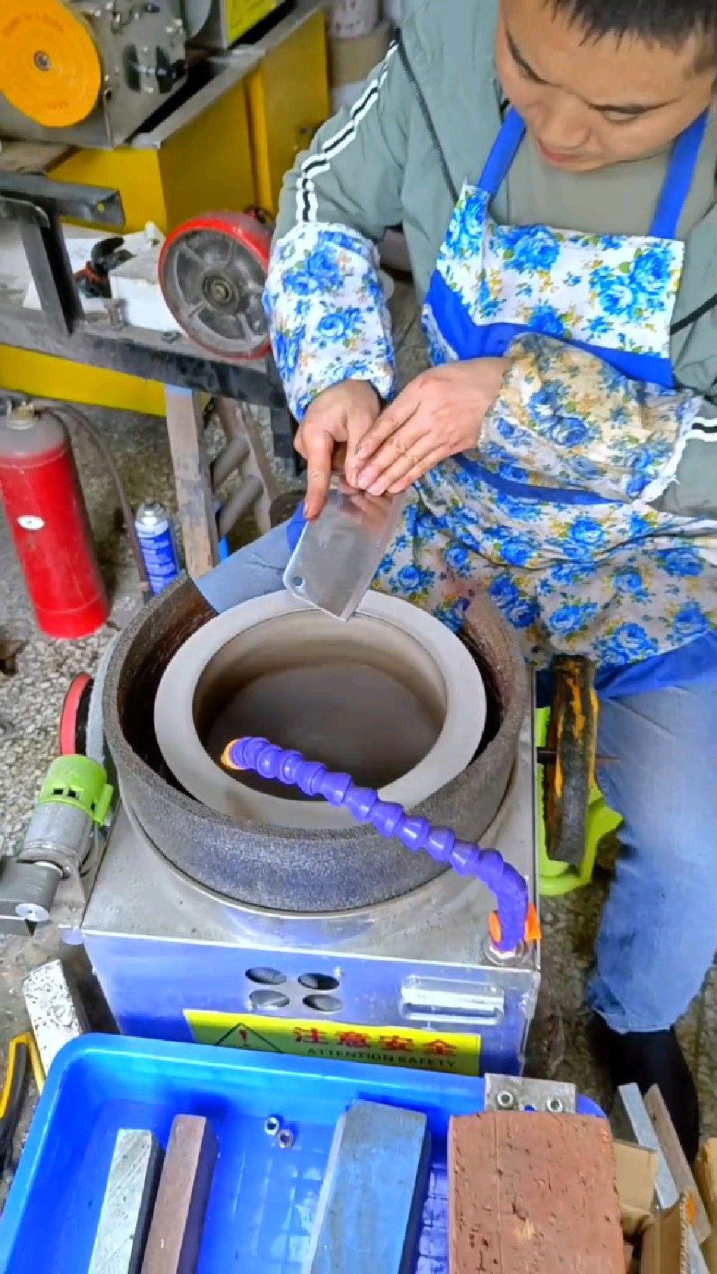 磨刀神器水冷磨刀机,就这么来回拉两下,修磨这崩口菜刀跟玩似的。#磨菜刀老手艺新方法