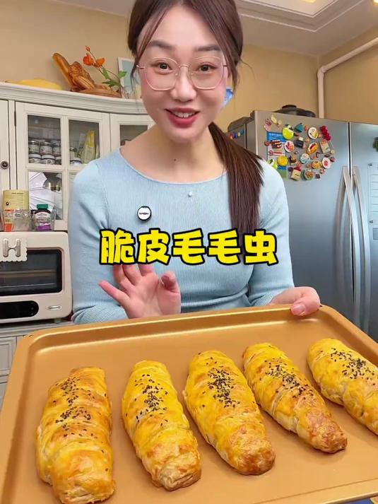 做面包太麻烦,可以试试像我这样用一张手抓饼和一根香肠搞定一个平替版好吃的脆皮毛毛虫!