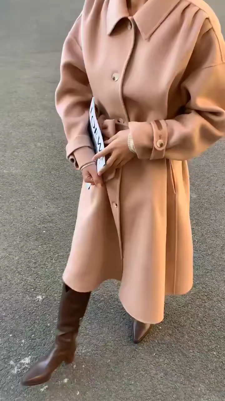 粉色双面羊绒大衣搭配咖啡色靴子,时尚显气质