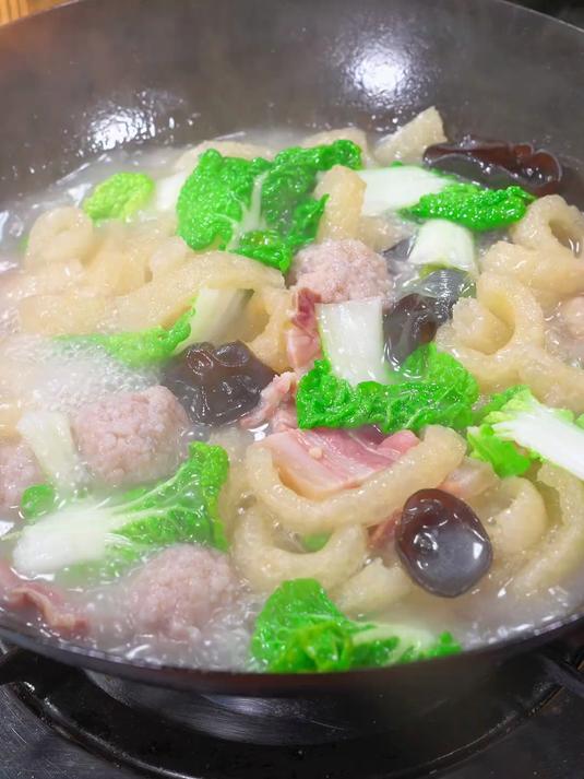 这是火爆江浙沪大小饭店的一道特色菜,三鲜烩猪皮,肉皮软糯弹牙