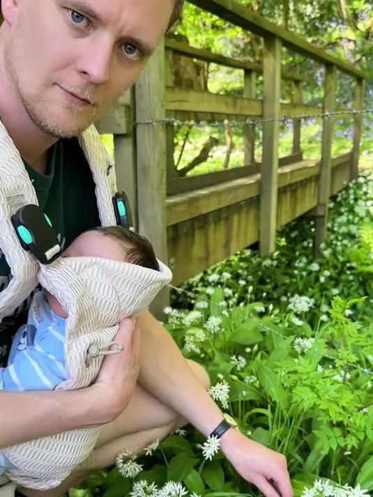 摘了好多英国野韭菜花做韭花酱蘸羊肉！