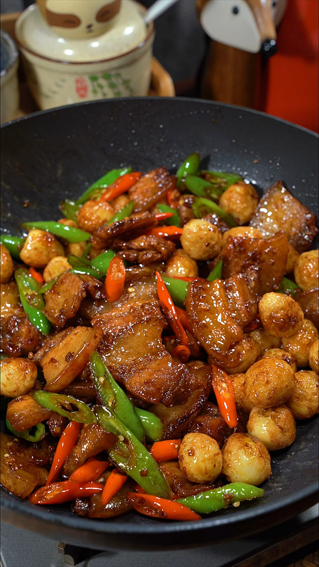 我们家经常吃的农家小炒,做法特别简单,厨房小白也能轻松搞定。香辣美味又下饭