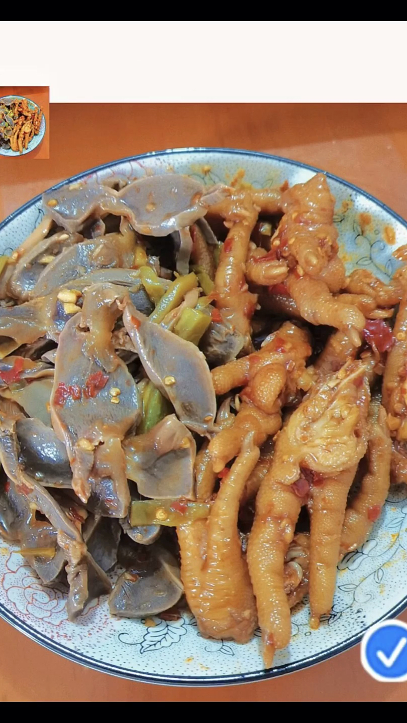 南宁的加州八珍你吃过吗?酸辣开胃,特别是招牌鸡爪特入味好吃,缺点就是卖得有点小贵