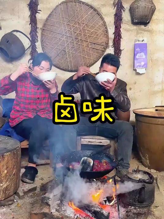 老婆今天想吃卤味鸭脖，那我就来露一手，吃得很香！