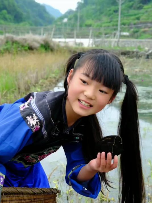 小时候的夏天,快乐总藏在田埂溪畔。挽起裤脚捡田螺、摸河蚌