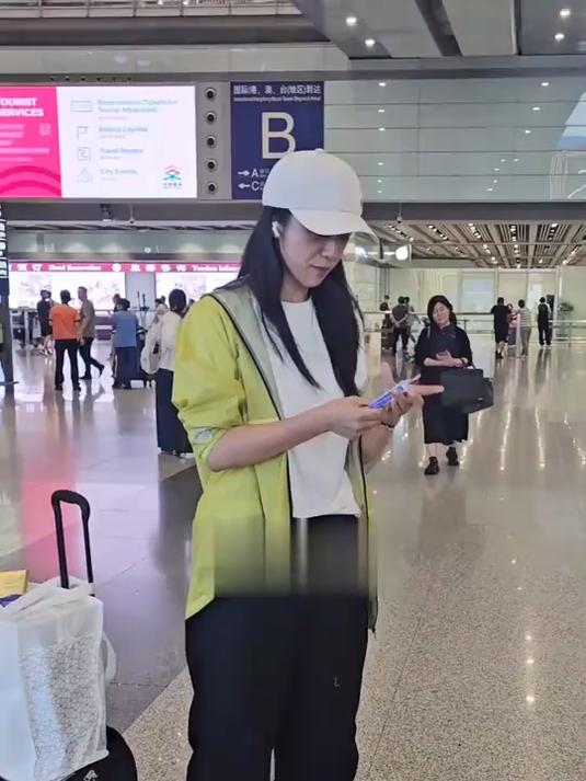 汤唯女神太随性了,饿了吃块巧克力擦擦嘴把纸收起来继续走 汤唯