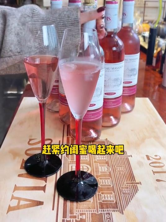 喝红酒别再兑雪碧,口感甜蜜清爽的桃红葡萄酒更适合你!