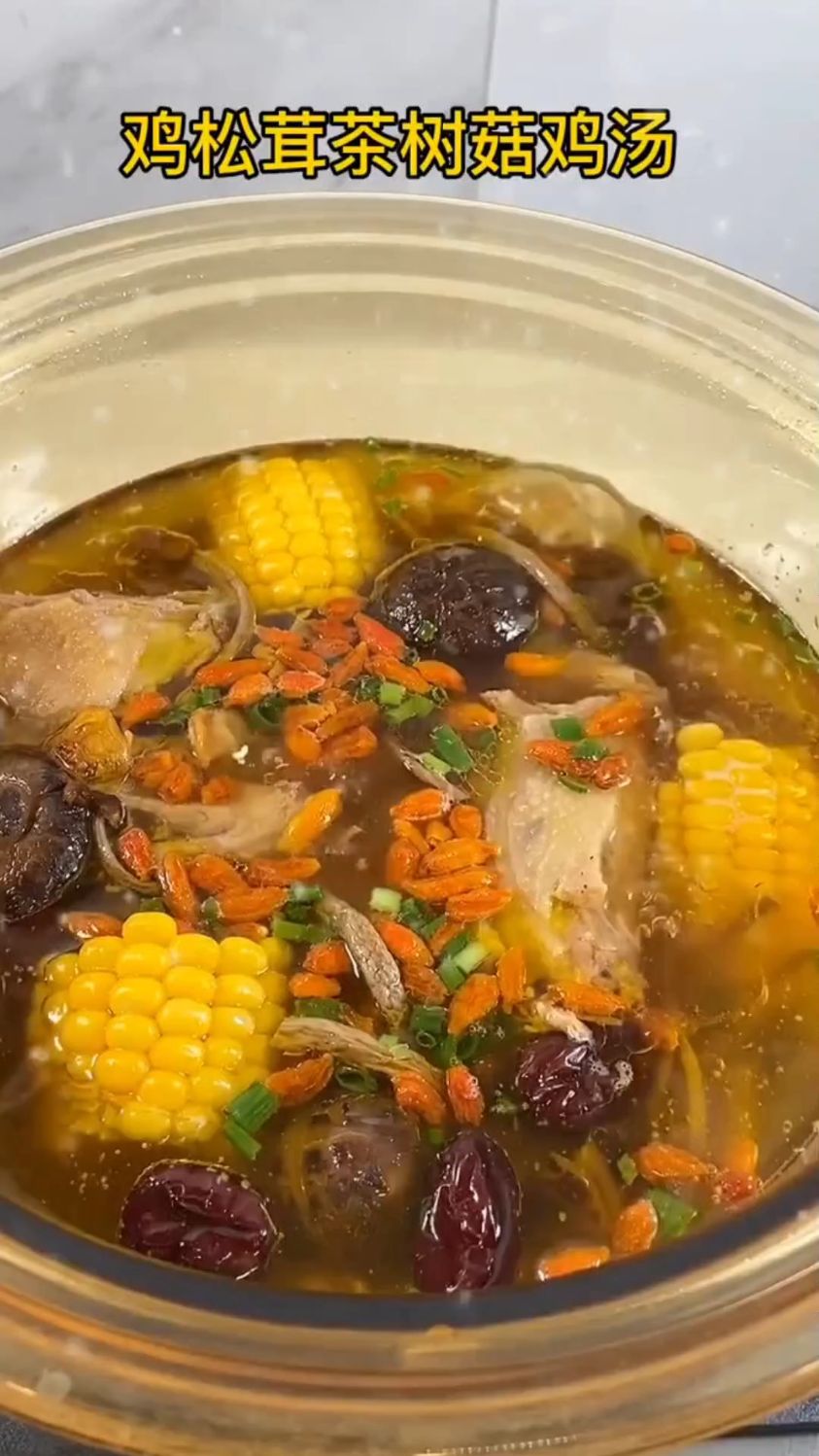 茶树菇顿鸡汤,几种菌菇顿烫味道好极了,有喜欢包烫的朋友赶紧收藏起来,一起学做菜。