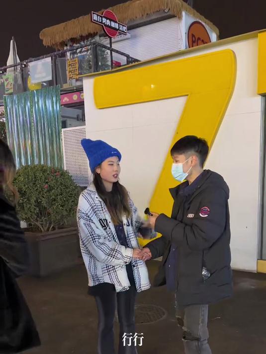 采访 一个喜欢蓝色的美女吖