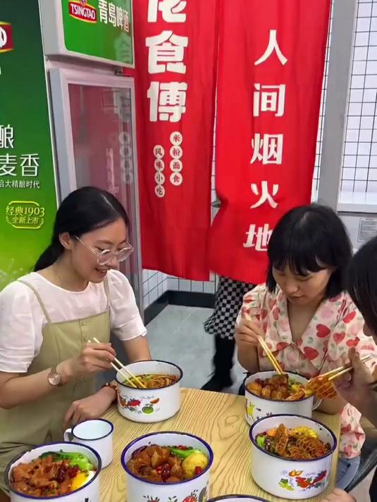 桶装兰州拉面加辣椒油和醋!酸辣开胃超够味