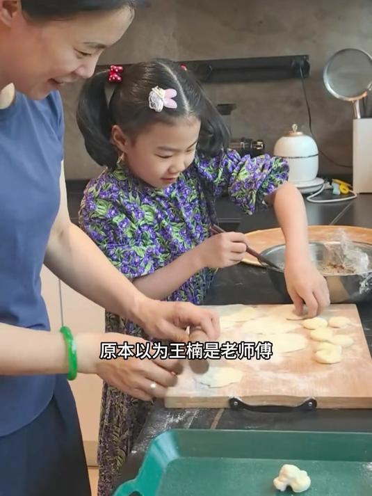 太逗了!王楠笑笑擀饺子皮把粉丝都看急眼了,谁知笑笑比王楠还强