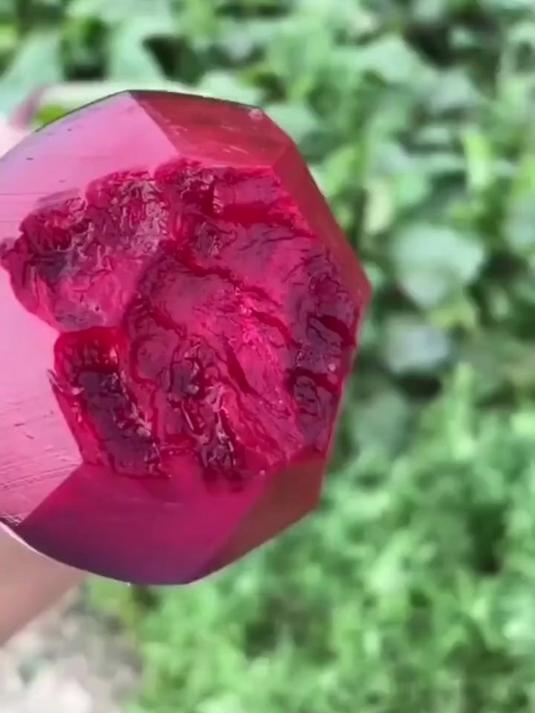 甜菜根是一种红皮红心的水果蔬菜,口感脆甜,女生可以多吃