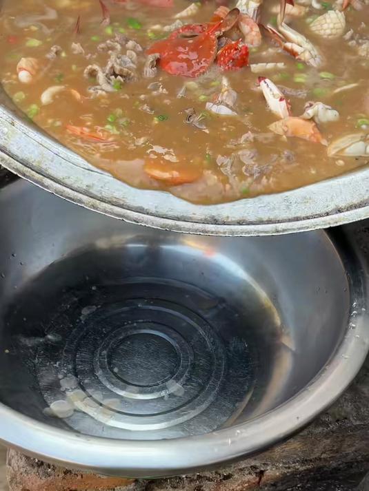 胖哥自制霸王六宝海鲜面,生蚝鲍鱼肥螃蟹小火慢熬,汤鲜味美真香