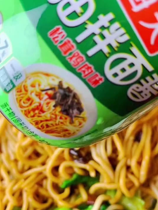 香飘四溢,仅需5分钟!跟着我做超简单葱油拌面,都是家的味道