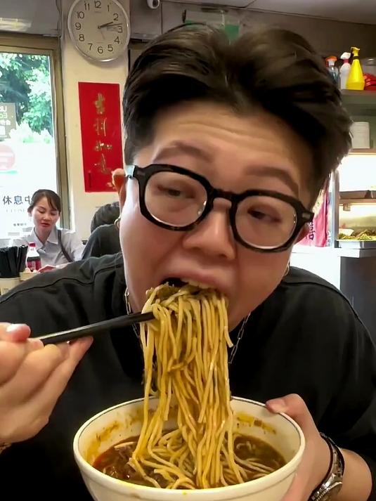 台湾的正宗的的红烧牛肉面一定要吃啊！也太香了吧！