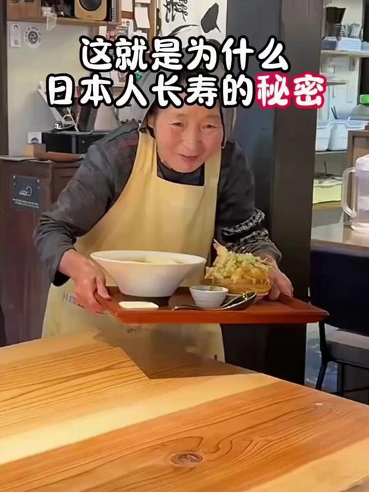 方便面汤上浮着一层油?丢张吸油纸进去,5秒变清汤,喝汤不怕油,孩子也能放心吃