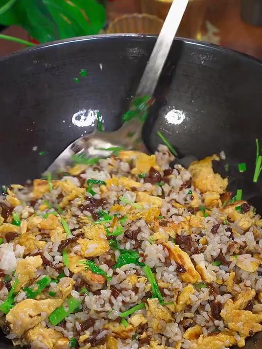 这样做的外婆菜蛋炒饭，越吃越香