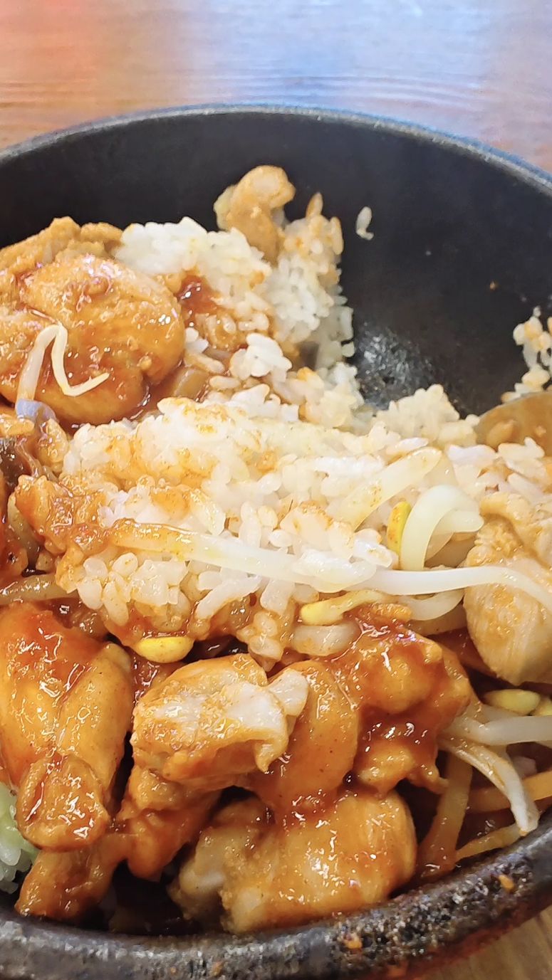 鸡块泡菜石锅拌饭