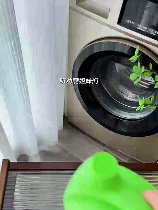 一大提12斤的洗衣液居然出大毛拉 还是意大利大公鸡洗衣液