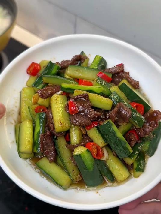 黄瓜和牛肉的搭配，脆爽又鲜嫩好下饭