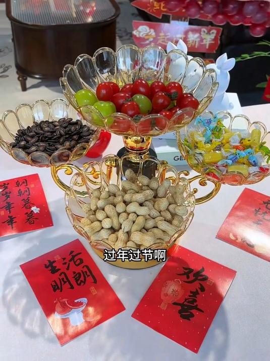 客厅摆放个可以旋转的“干果盘”,干果水果糖果都放,好看又实用