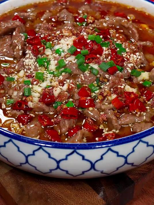 水煮肉片很多人都喜欢吃，今天分享一个家庭版水煮肉片的做法